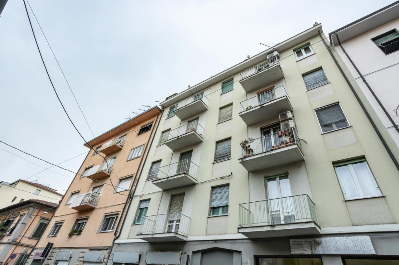 Yellowsunny Apartment With Two Balconies ปิซา ภายนอก รูปภาพ